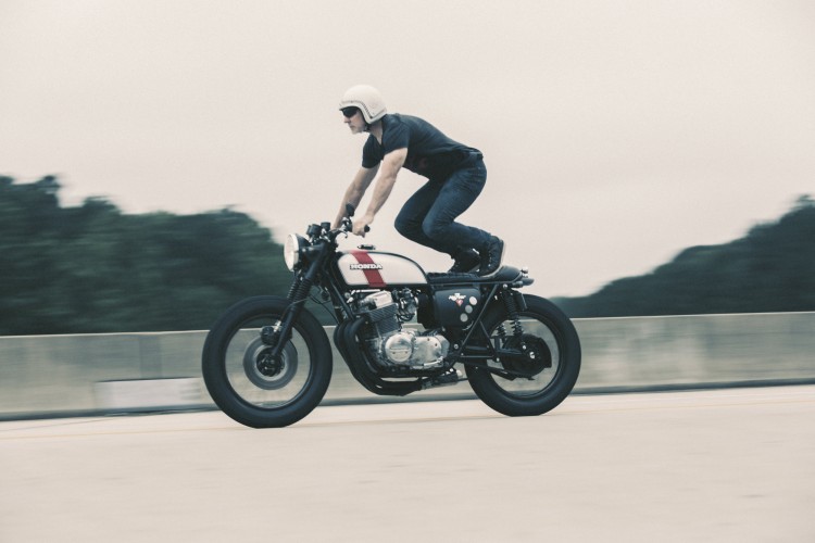 Niente di eccezionale o di molto artistico, anzi di questa moto Honda CB 750 by Redeemed Cycles modificata in stile "Brat Style" (nome del negozio di Go Takamine) in questa sua semplicità ha forse la sua arma vincente. Ma cerchiamo di capire meglio cos'è il Brat Style. Il nome "Brat Style" è stato pensato per battezzare un negozio di moto custom, quello del famoso customizer Go Takamine, che lo utilizzo per la sua prima officina , che apri a soli 23 anni nel 1998. Grazie all'era digitale e dei social il suo è diventato uno stile conosciuto in tutto il mondo, ma se non avesse associato le due parole Brat (monello, marmocchio) e Style forse non avrebbe avutolo stesso successo. Quindi non sono "delle bobber giapponesi", oppure "custom mezze bobber e mezze scrambler" ma un "Brat Style è un'officina di Tokyo, un negozio, e non un modo di customizzare le moto!" e non erroneamente definito come un movimento nato negli anni '60 tra l'Italia e la Germania... Info by bratstyle.it
