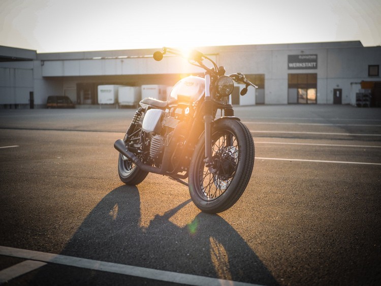 Triumph Bonneville Custom 3